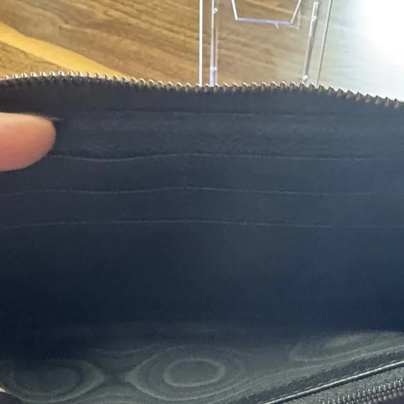 *SOLD* Gucci Black Leather Wallet with Green and Red Stripe - Picture 6 of 9